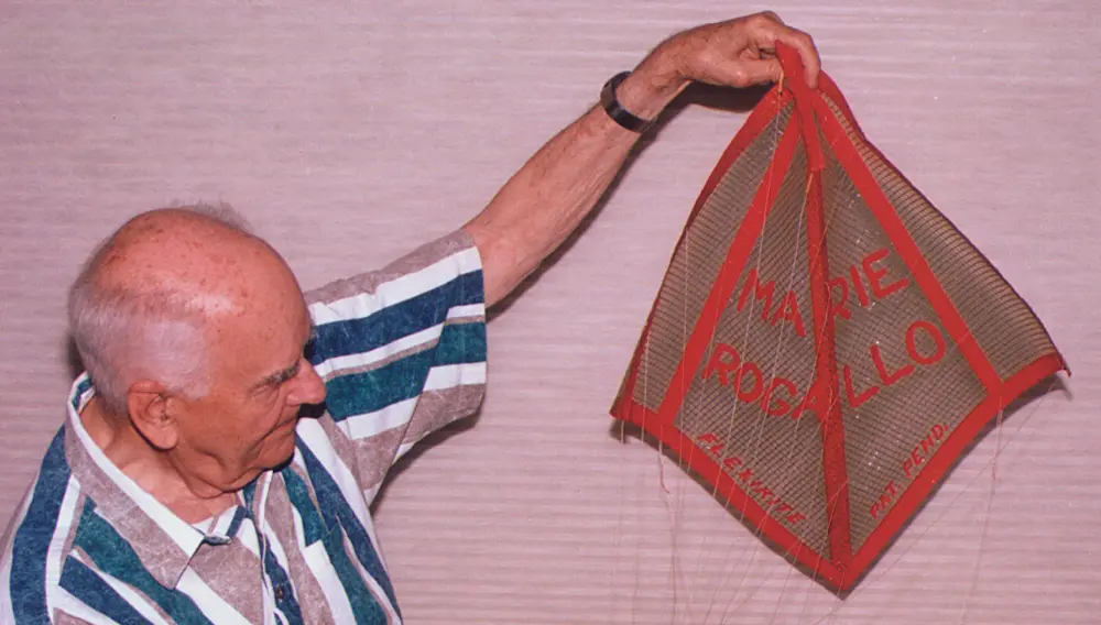 Rogallo shows his Doplex Flexikite.