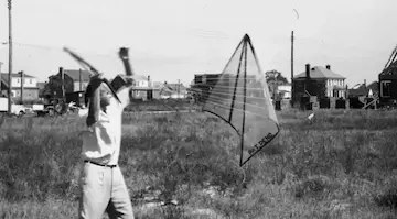 Rogallo testing one of his never patented Flexikite.